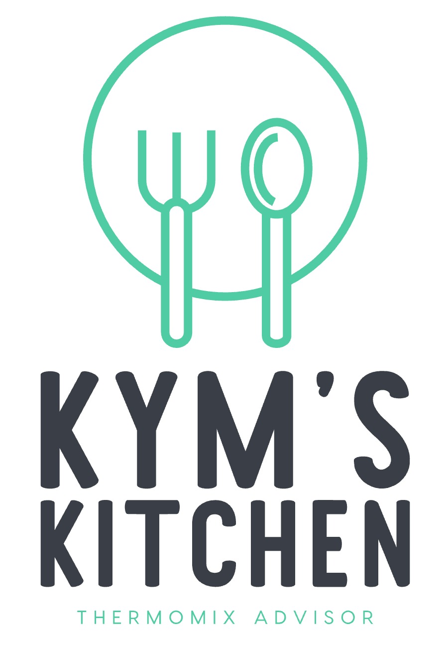 Kym's Kitchen Thermomix — Thermomix apparaat op een keukenblad klaar om te koken
